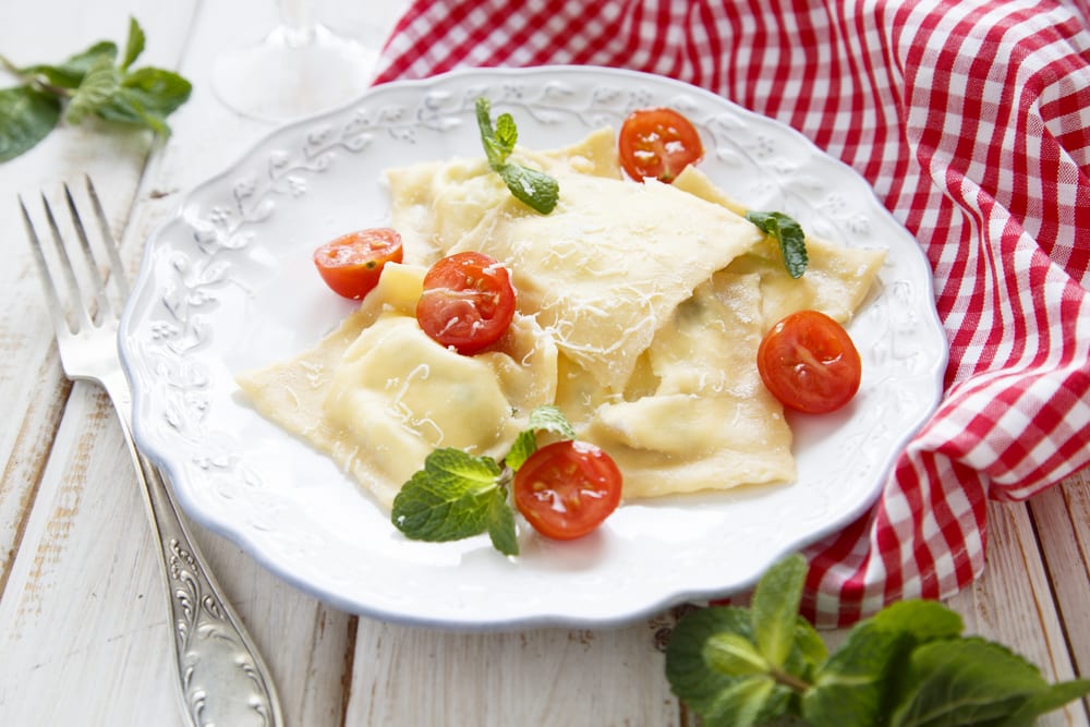 Ravioli mit Ziegenfrischkäse-Füllung und gebackenen Rotkleeblüten ...