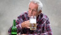 Verträgt man im Alter weniger Alkohol?