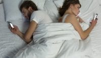 Smartphone als Wecker kann zu Schlafstörungen führen